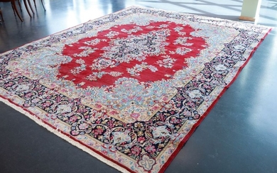 Grand tapis persan de style Kerman à motifs florau…