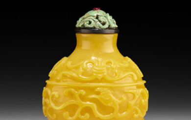 A YELLOW GLASS 'ARCHAISTIC DRAGON AND PHOENIX' SNUFF BOTTLE