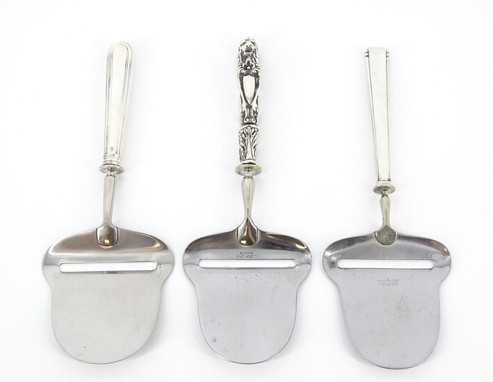 (-), 3 diverse kaasschaven met zilveren heft: art...