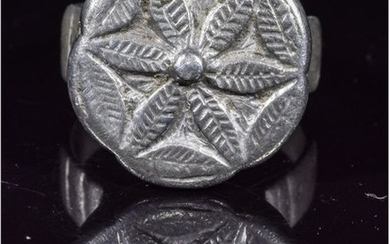LARGE BYZANTINE SILVER RING WITH FLORAL PATTERN