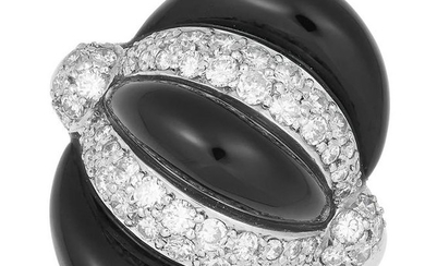 ONYX AND DIAMOND RING set with alternating round cut