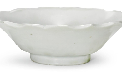 A WHITE-GLAZED DISH FIVE DYNASTIES, 10TH CENTURY