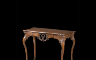 A 18th-century walnut table (cm 105x78x57) (restorations)