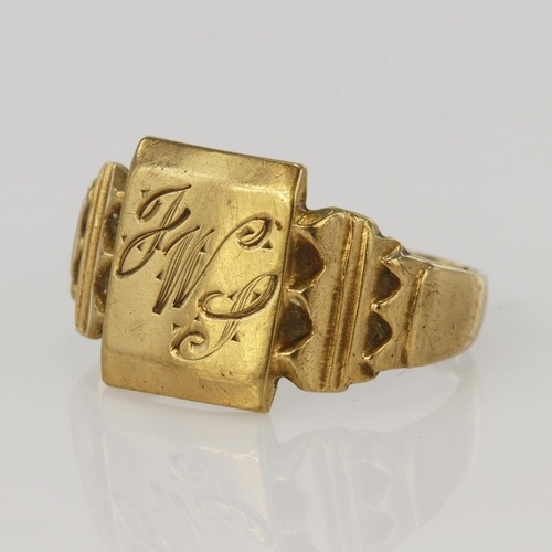 9ct yellow gold vintage signet ring, square table measures 1...