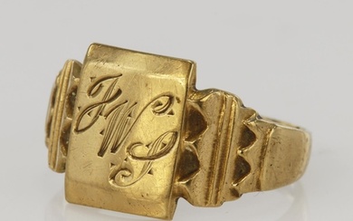 9ct yellow gold vintage signet ring, square table measures 1...