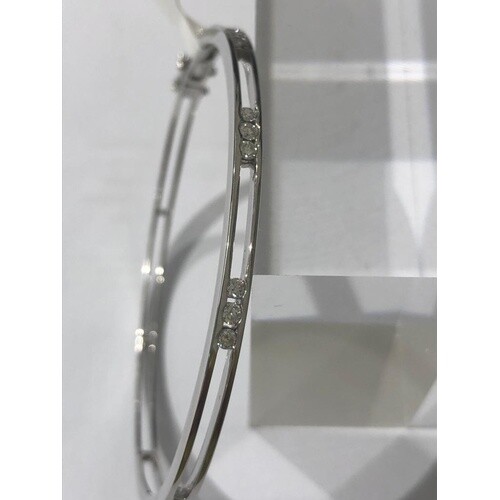 9k white gold bangle with diamonds 0.33cts in total; gross w...