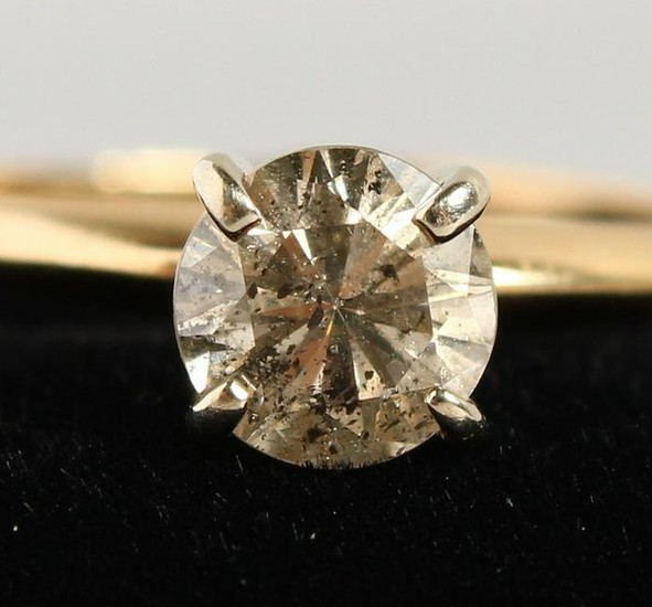 A 14CT YELLOW GOLD AND DIAMOND SOLITAIRE RING.