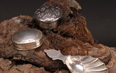 A 19th century silver caddy spoon, shell bowl, bright-cut en...