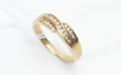 A CHANNEL SET DIAMOND RING IN 9CT GOLD, SIZE P, 3.2GMS