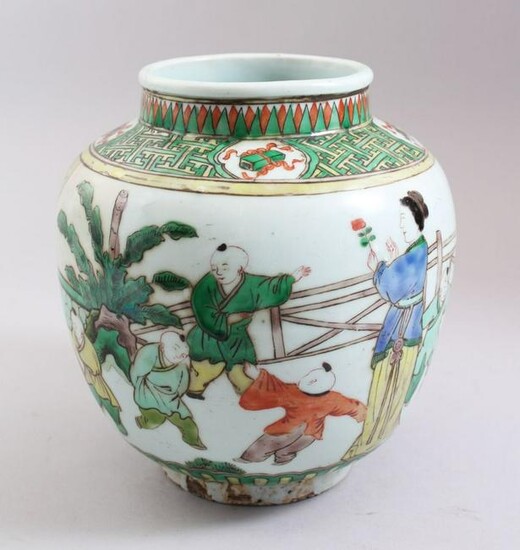 A CHINESE 19TH CENTURY FAMILLE VERTE PORCELAIN JAR
