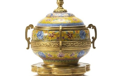A CHINESE FINE PAINTED INCENSE BURNER