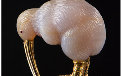 A Carved Agate and 14K Gold Carved Bird in the Manner of Fabergé (late 20th century)