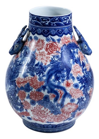 A Chinese porcelain vase with decoration of dragons...