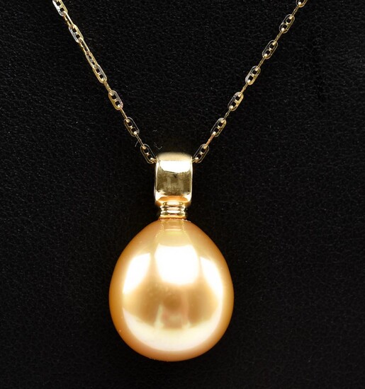 A GOLDEN SOUTH SEA PEARL PENDANT AND CHAIN, IN 18CT GOLD