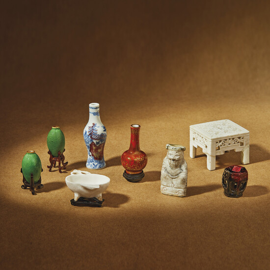A GROUP OF EIGHT MINIATURE GLAZED TABLE ARTICLES