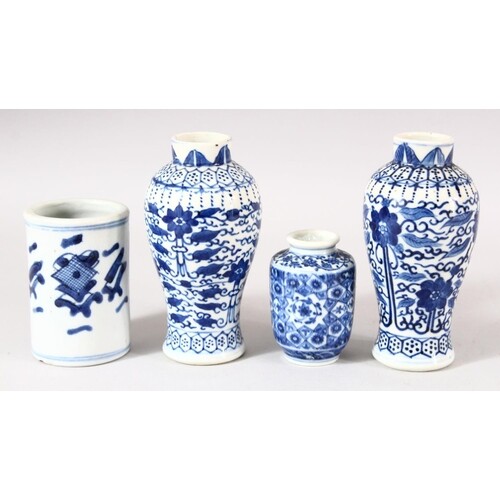 A MIXED LOT OF 4 CHINESE BLUE & WHITE PORCELAIN ITEMS, compr...