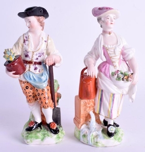 A PAIR OF 18TH CENTURY DERBY FIGURES OF GARDENERS