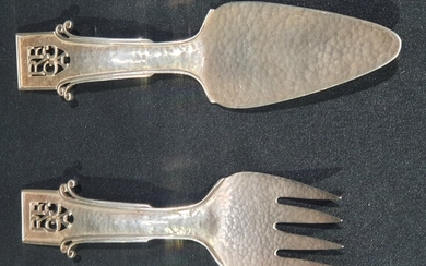 A PAIR OF ARTS AND CRAFTS AUSTRALIAN SILVER DESSERT SERVERS