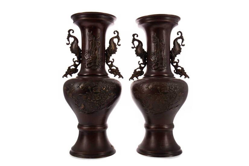 A PAIR OF EARLY 20TH CENTURY JAPANESE BRONZE VASES