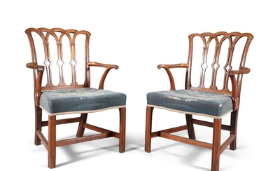 Paire de fauteuils de salon GEORGE III en acajou clair encadrés dans le goût gothique,...