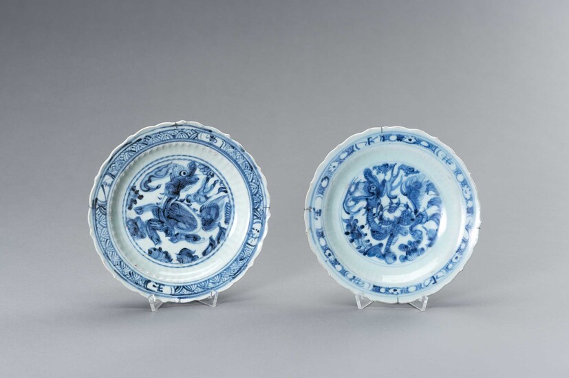 A PAIR OF MING DYNASTY ‘BUDDHIST LION’ DISHES, MUSEUM PROVENANCE