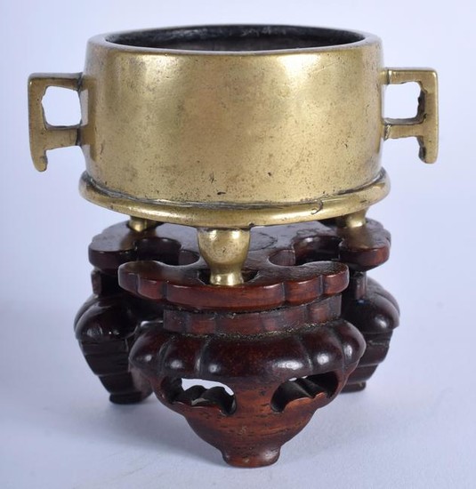 A RARE 18TH CENTURY CHINESE TWIN HANDLED BRONZE CENSER