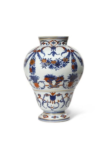 A RARE CHINESE PEAR-SHAPED VASE KANGXI 1662-1722 Decorated...