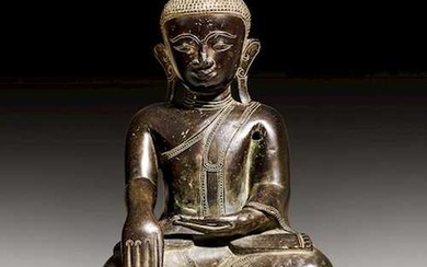 A SEATED BRONZE FIGURE OF BUDDHA SHAKYAMUNI.