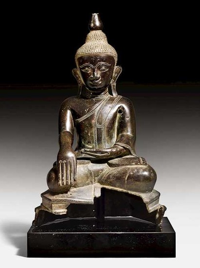 A SEATED BRONZE FIGURE OF BUDDHA SHAKYAMUNI.