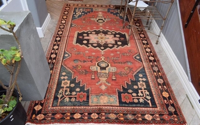A TRIBAL PERSIAN BAKHTIAR RUG, 100% WOOL AND NATURAL DYES, RESTORED FRINGES AND SELVEDGE, HAND KNOTTED TRIBAL WEAVE AND DESIGN OF BO...