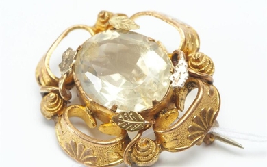 A VICTORIAN CITRINE BROOCH IN PINCHBECK, LENGTH 35MM
