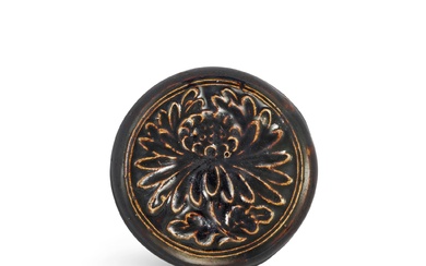 A black-glazed circular 'chrysanthemum' box and cover, Song dynasty 宋 黑釉菊纹圓蓋盒