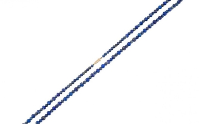 A lapis lazuli necklace, composed of a single row of vari-sized lapis lazuli beads, length 89.0cm