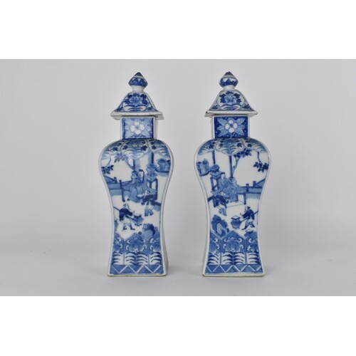 A pair of 18th century Chinese porcelain blue and white vase...