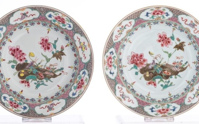 A pair of Chinese famille rose 'Feuille de Tabac' deep plates, Qianlong, ø 23 cm