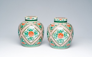 A pair of Chinese famille verte jars and covers with floral design, 19th C.