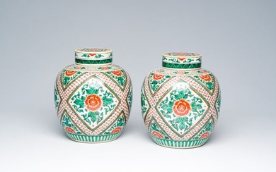 A pair of Chinese famille verte jars and covers with floral design, 19th C.