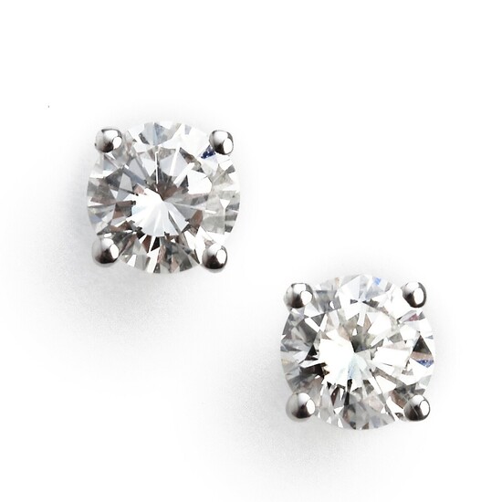 A pair of diamond ear studs each set with a brilliant-cut diamond weighing a total of app. 0.96 ct., mounted in 18k white gold. F-G/VS-SI. Triple excellent-cut.