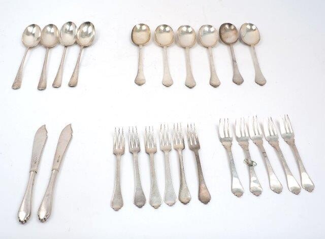 AMENDMENT: This set also includes a further four LAC 1926 fish knives and a further fish fork