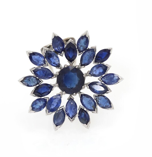 NOT SOLD. A sapphire brooch set with a sapphire weighing app. 1.54 ct. encircled by numerous sapphires totalling app. 4.00 ct., mounted in platinum. Diam. app. 3.0 cm. – Bruun Rasmussen Auctioneers of Fine Art