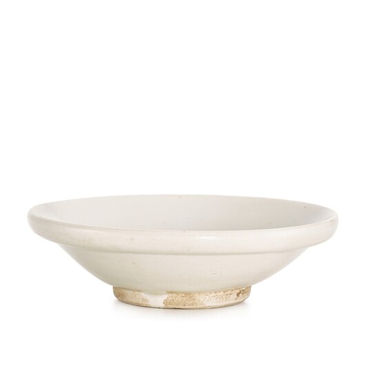 A white-glazed shallow bowl, Tang dynasty 唐 白釉盌