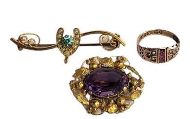 AN EARLY 20TH CENTURY 9CT GOLD, RUBY AND SEED PEARL RING Ha...