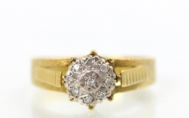 An 18ct yellow gold diamond cluster ring, the round cut diam...