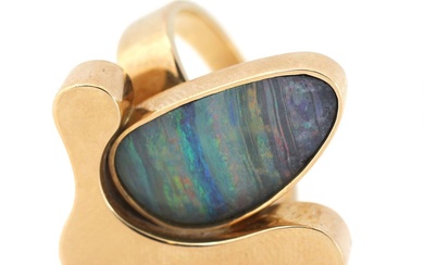 An opal ring set with an oval opale, mounted in 14k gold....