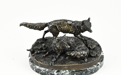 Antique bronze group of figures. Pierre Jules Mene, 1810 - 1879. Two foxes placed on...