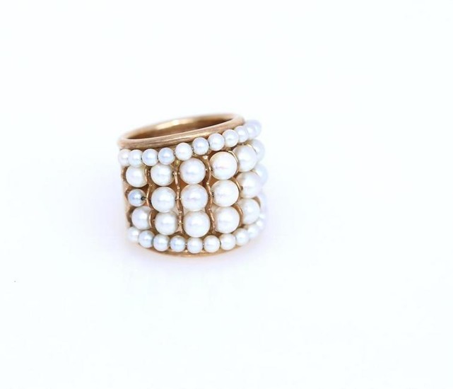 Antique ring. Gold Pearls.