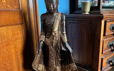 Asie, XXe Bouddha debout en bois teinté H.90... - Lot 252 - Daguerre