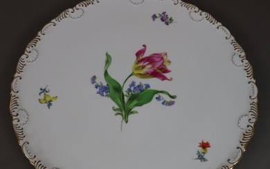 Assiette à gâteaux - Meissen, 20e siècle, porcelaine, peinture polychrome à champ et fleurs éparses,...