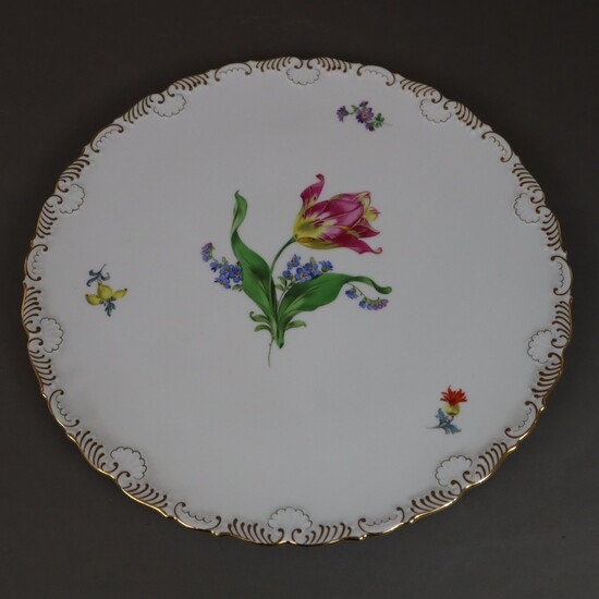 Assiette à gâteaux - Meissen, 20e siècle, porcelaine, peinture polychrome à champ et fleurs éparses,...