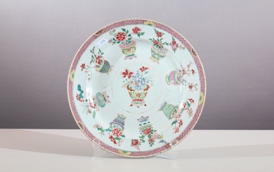 Assiette murale, porcelaine, Chine, 19e s., peinte, décor sur le bord et fleurs dans un...